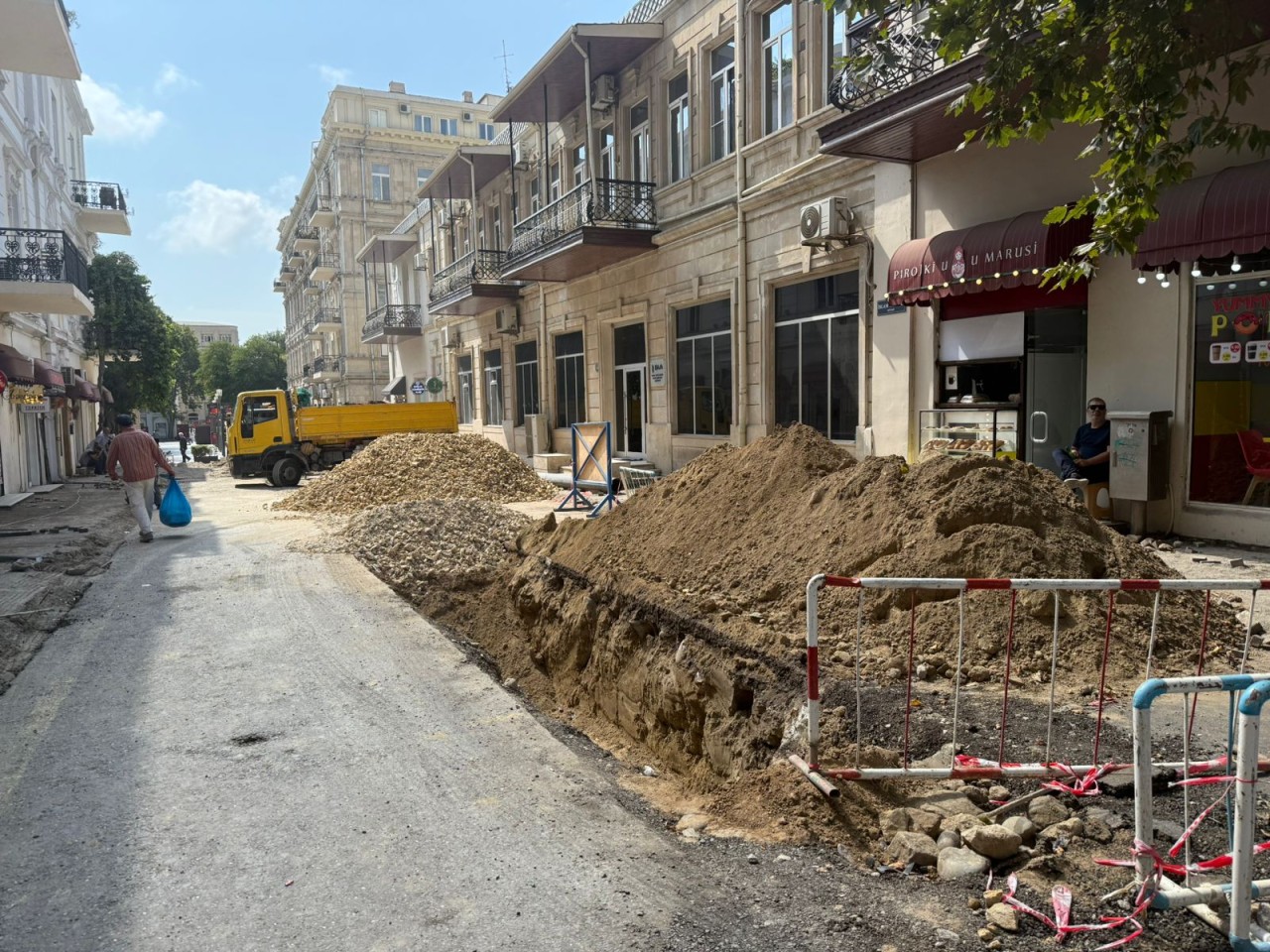 Bu küçədə yeni yaşıllıq əraziləri salınır - FOTOLAR