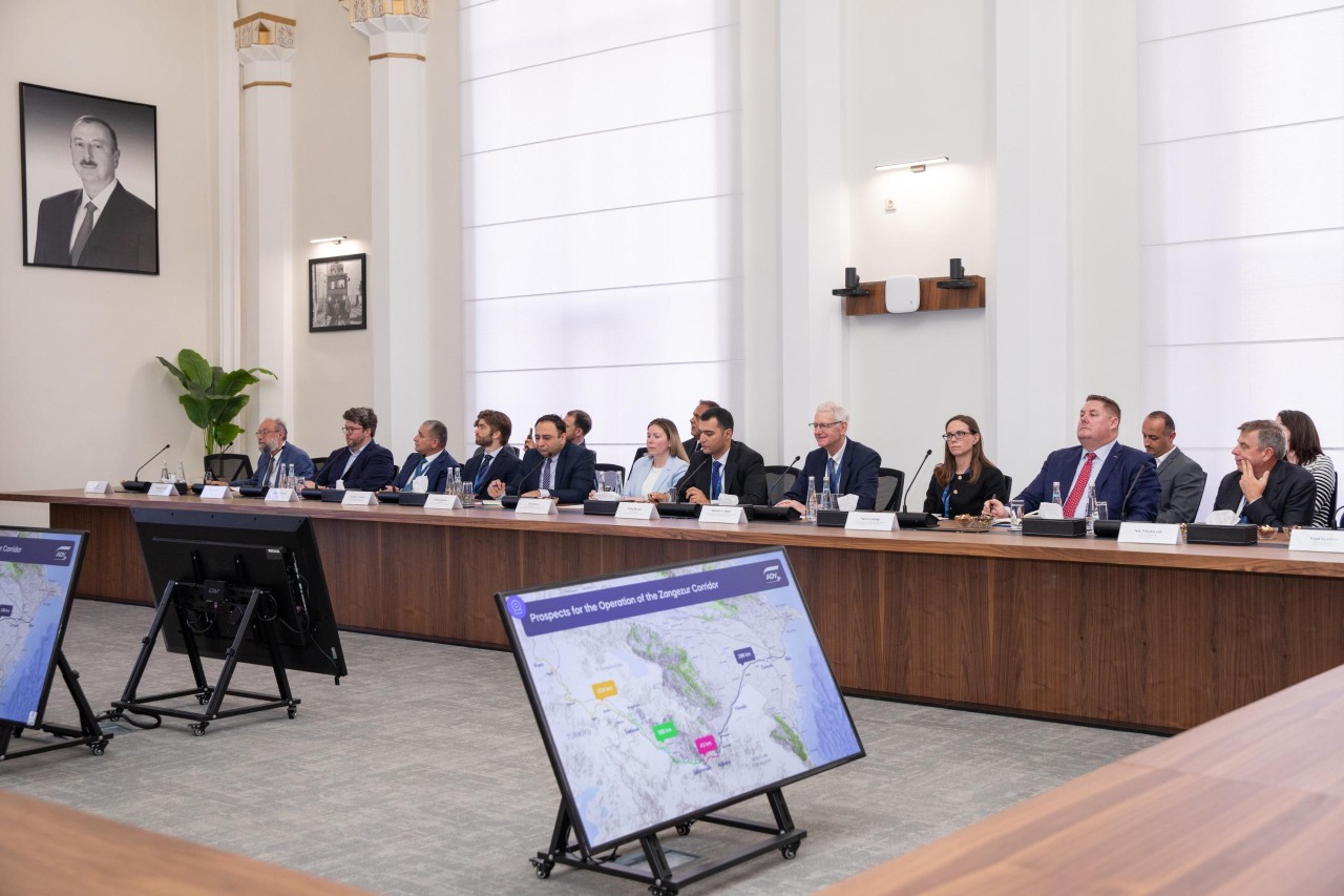 ADY-də ABŞ-nin biznes nümayəndə heyəti ilə görüş keçirildi - FOTOLAR