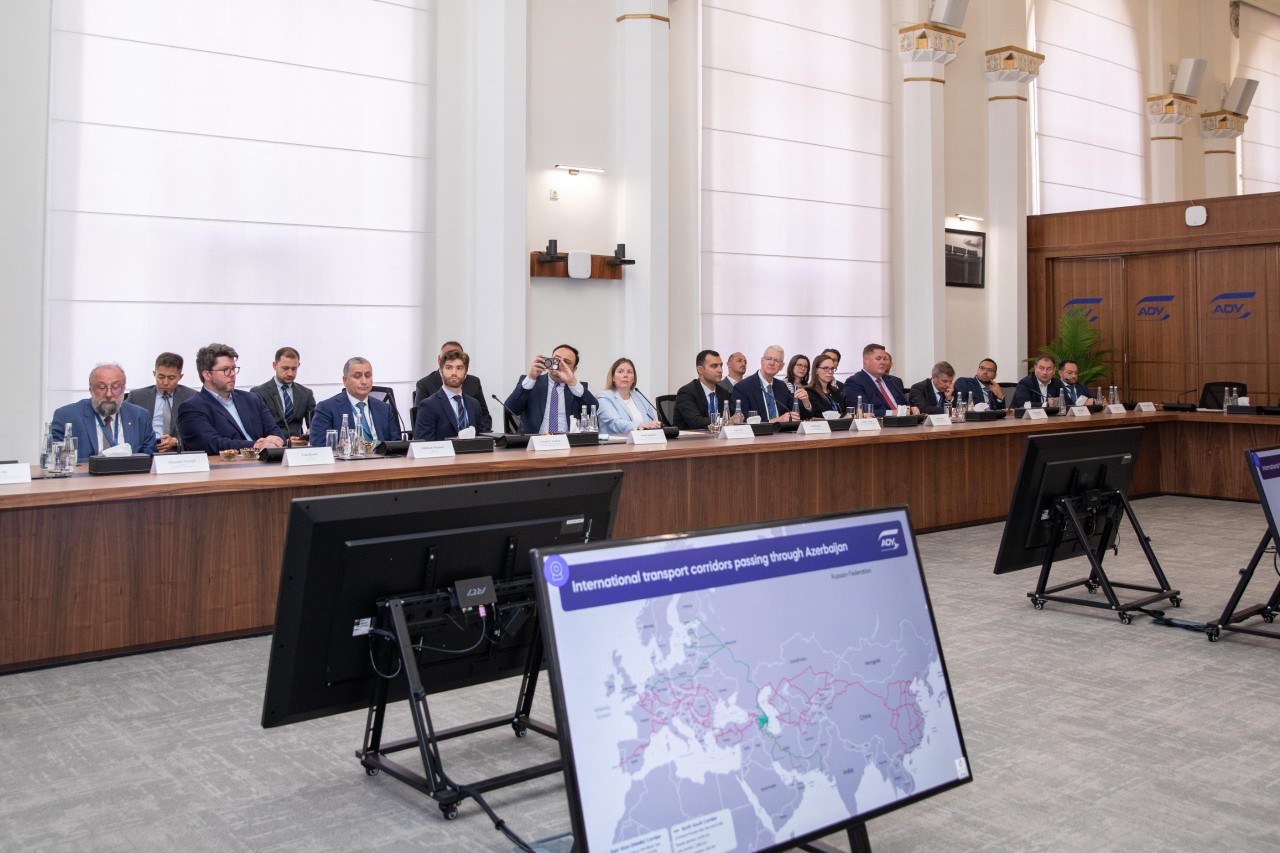 ADY-də ABŞ-nin biznes nümayəndə heyəti ilə görüş keçirildi - FOTOLAR