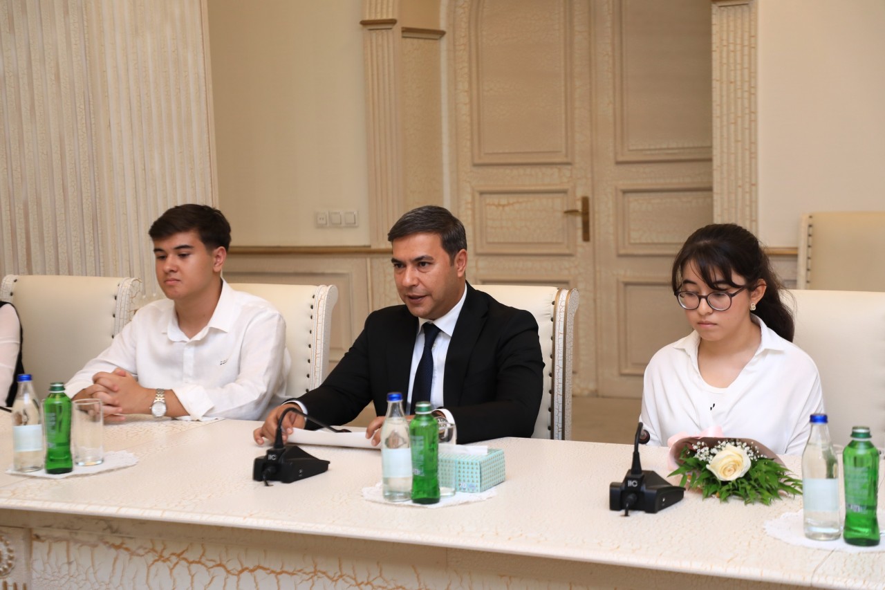 Niyazi Bayramov yüksək bal toplayan məzunlarla görüşdü - FOTOLAR