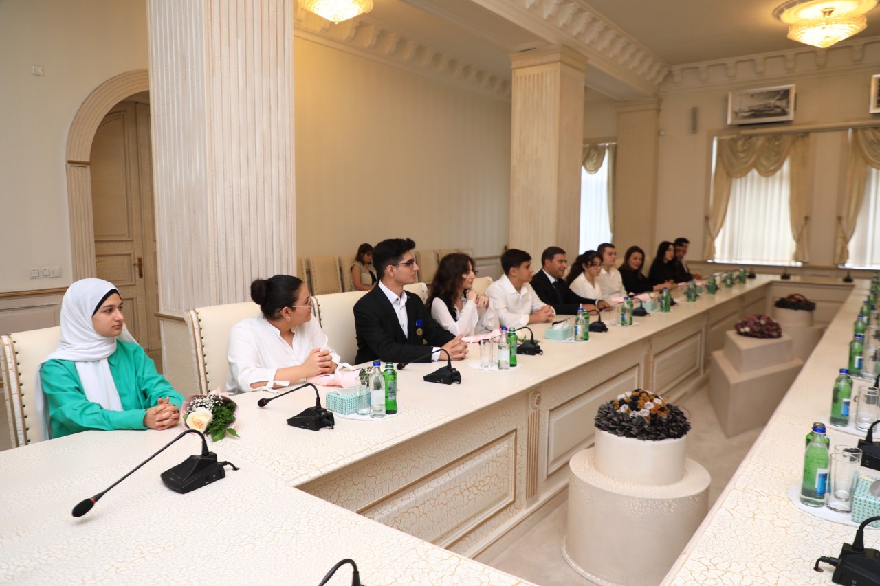 Niyazi Bayramov yüksək bal toplayan məzunlarla görüşdü - FOTOLAR