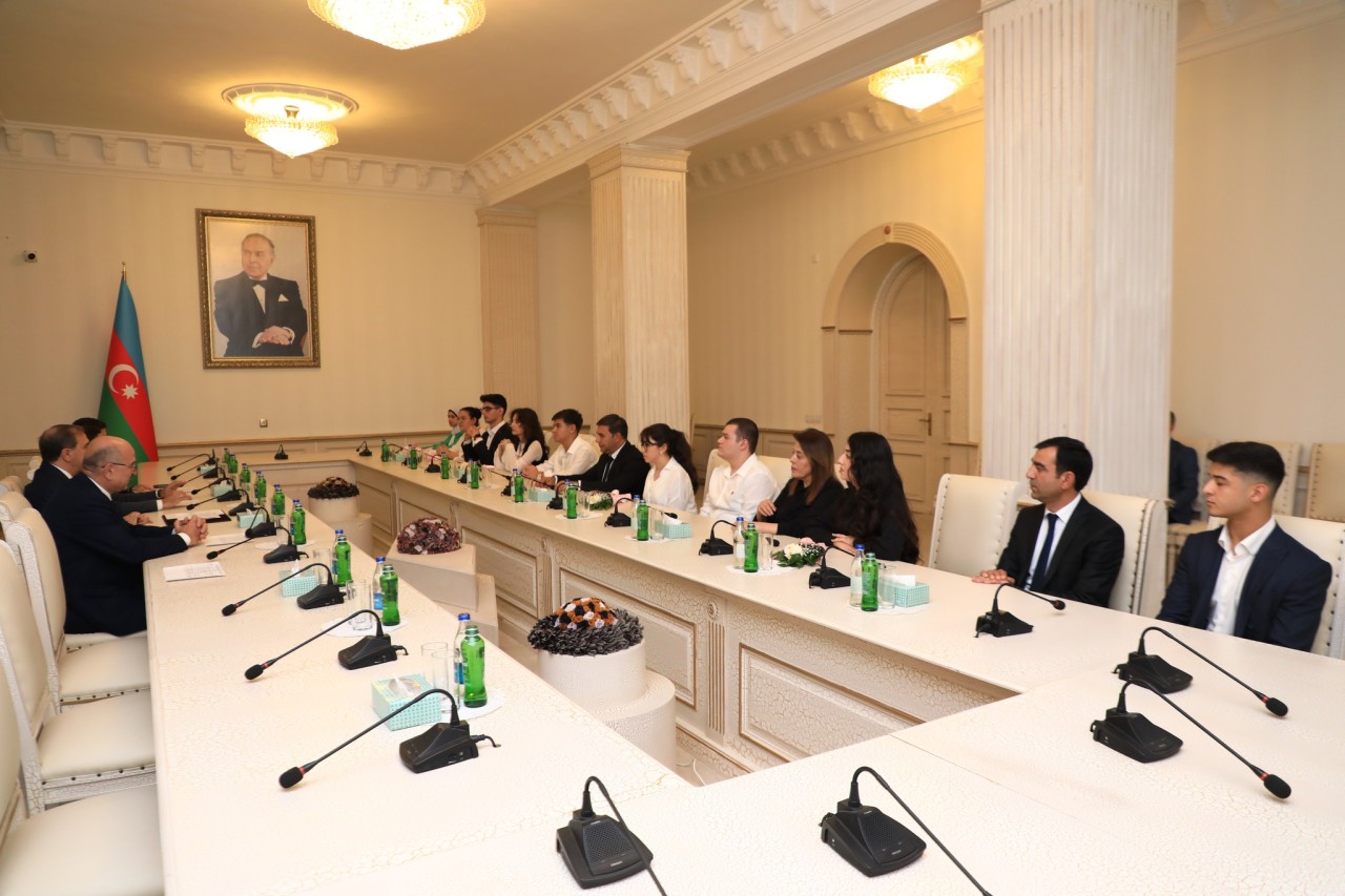 Niyazi Bayramov yüksək bal toplayan məzunlarla görüşdü - FOTOLAR