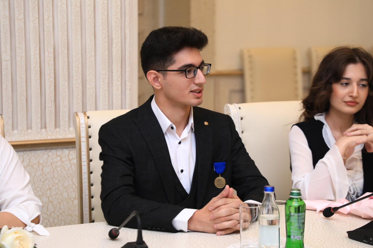 Niyazi Bayramov yüksək bal toplayan məzunlarla görüşdü - FOTOLAR