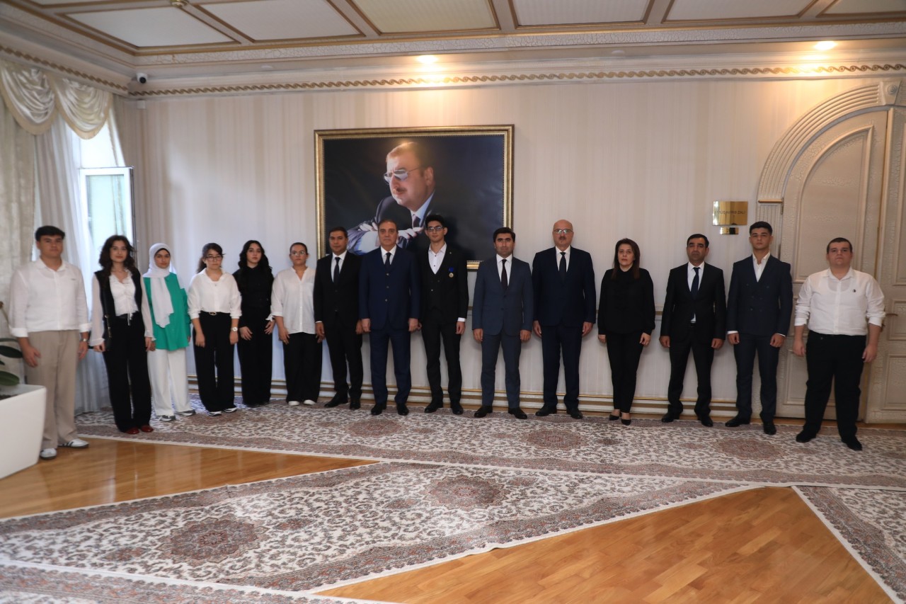 Niyazi Bayramov yüksək bal toplayan məzunlarla görüşdü - FOTOLAR