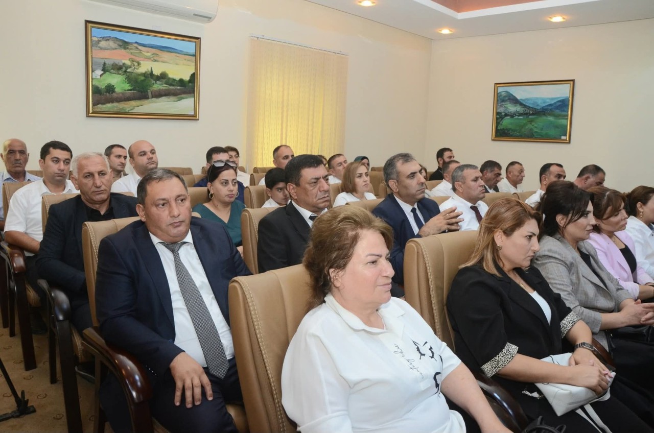 Qəbul imtahanlarında yüksək bal toplayan məzunlarla görüş keçirildi - FOTOLAR