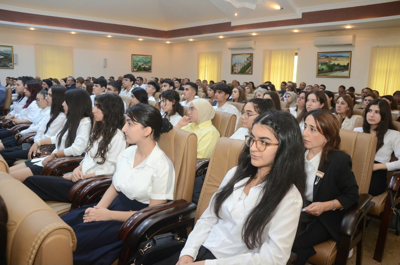Qəbul imtahanlarında yüksək bal toplayan məzunlarla görüş keçirildi - FOTOLAR
