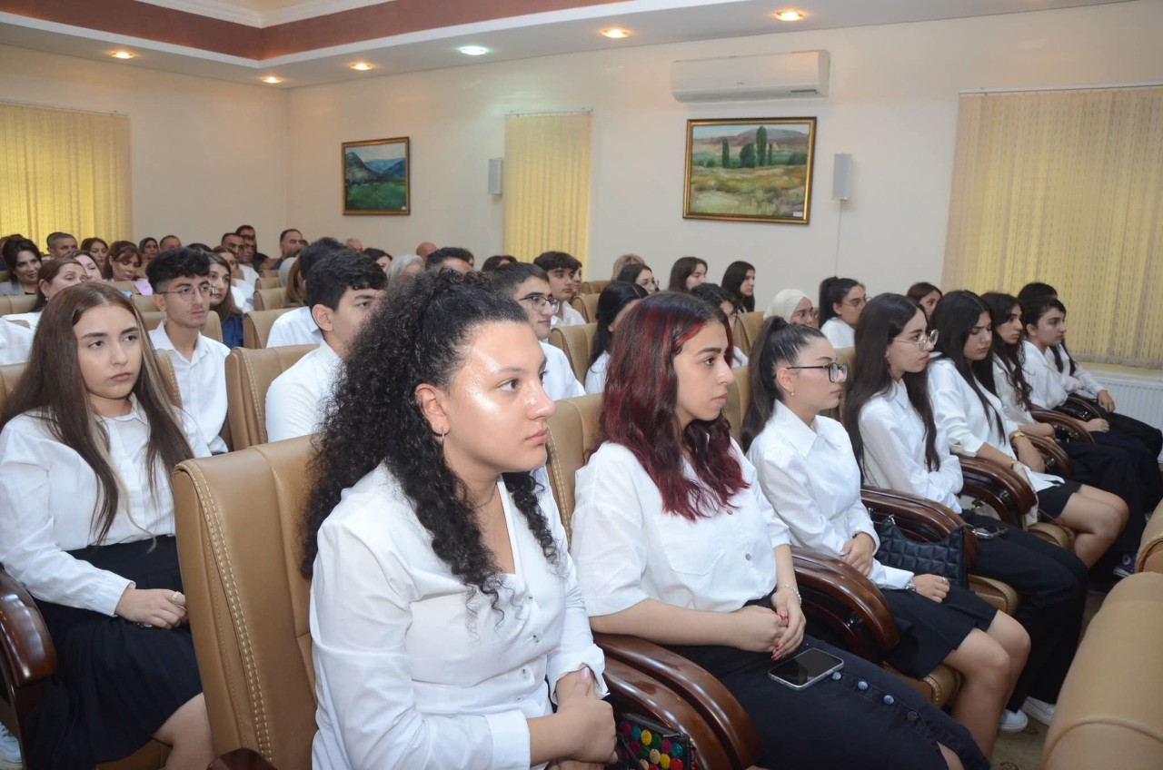 Qəbul imtahanlarında yüksək bal toplayan məzunlarla görüş keçirildi - FOTOLAR