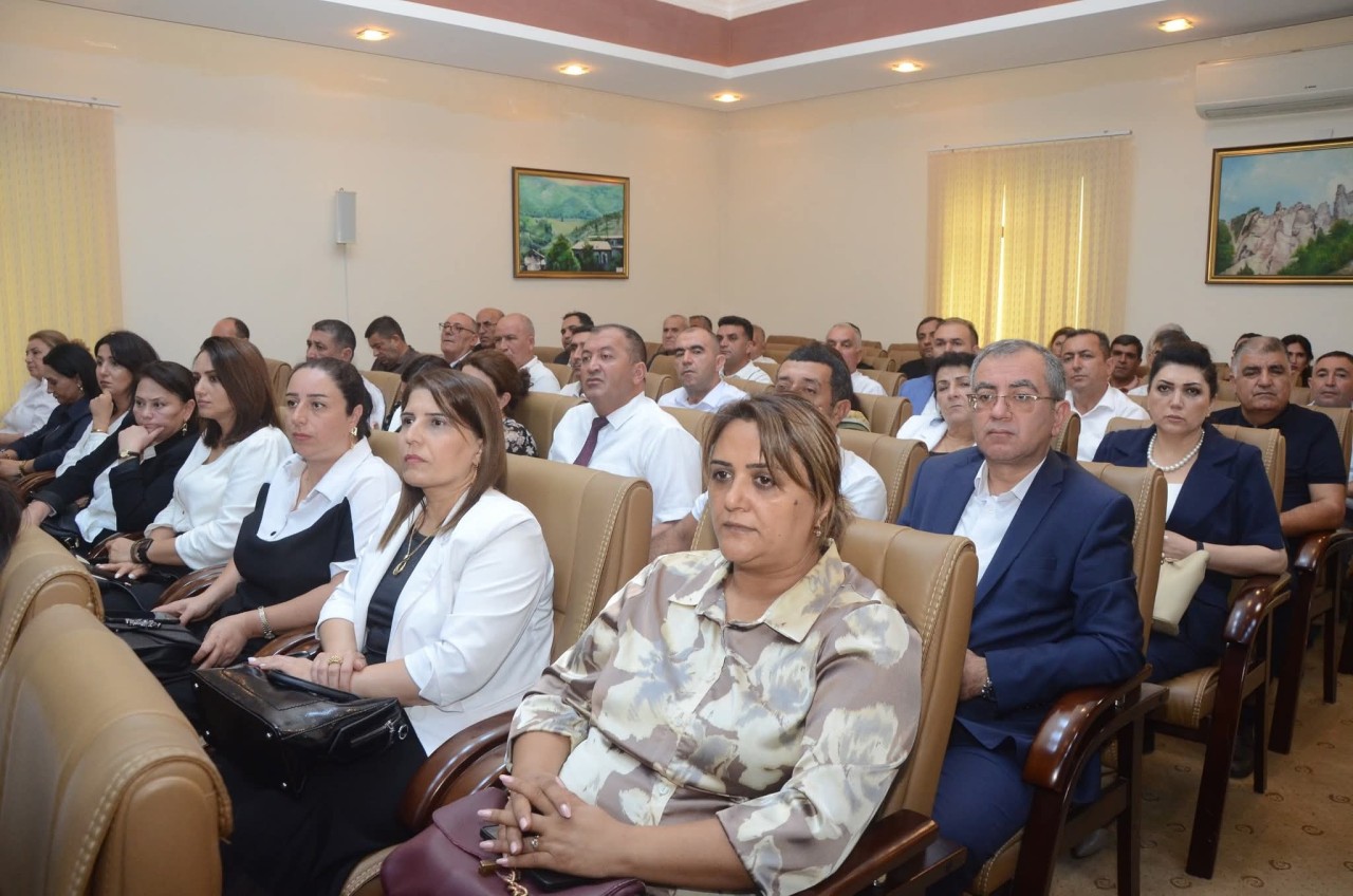 Qəbul imtahanlarında yüksək bal toplayan məzunlarla görüş keçirildi - FOTOLAR