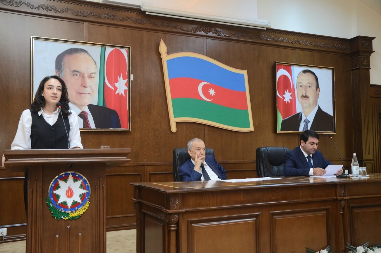 Qəbul imtahanlarında yüksək bal toplayan məzunlarla görüş keçirildi - FOTOLAR