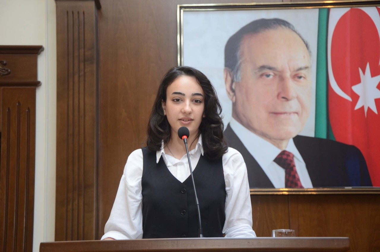 Qəbul imtahanlarında yüksək bal toplayan məzunlarla görüş keçirildi - FOTOLAR