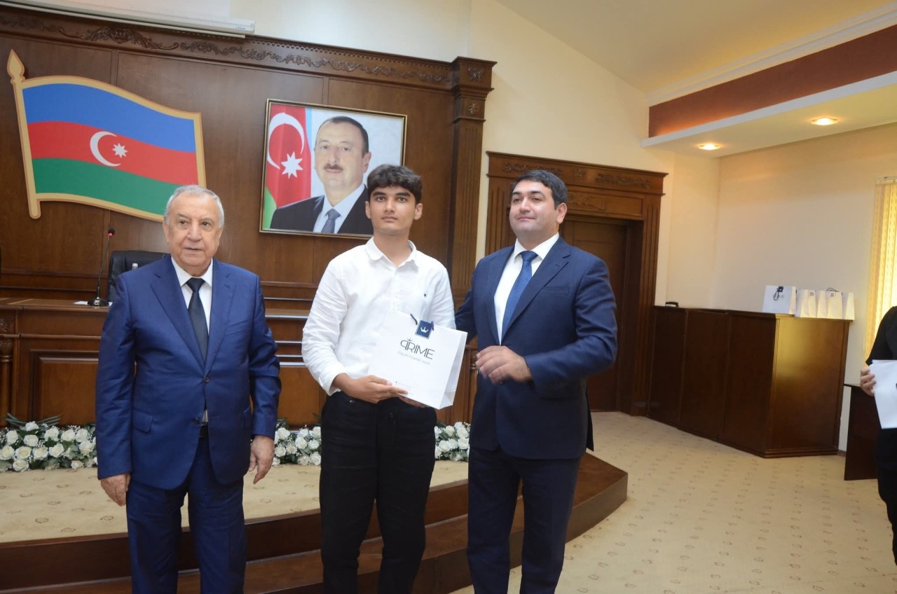 Qəbul imtahanlarında yüksək bal toplayan məzunlarla görüş keçirildi - FOTOLAR