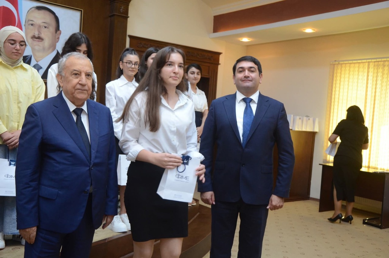 Qəbul imtahanlarında yüksək bal toplayan məzunlarla görüş keçirildi - FOTOLAR