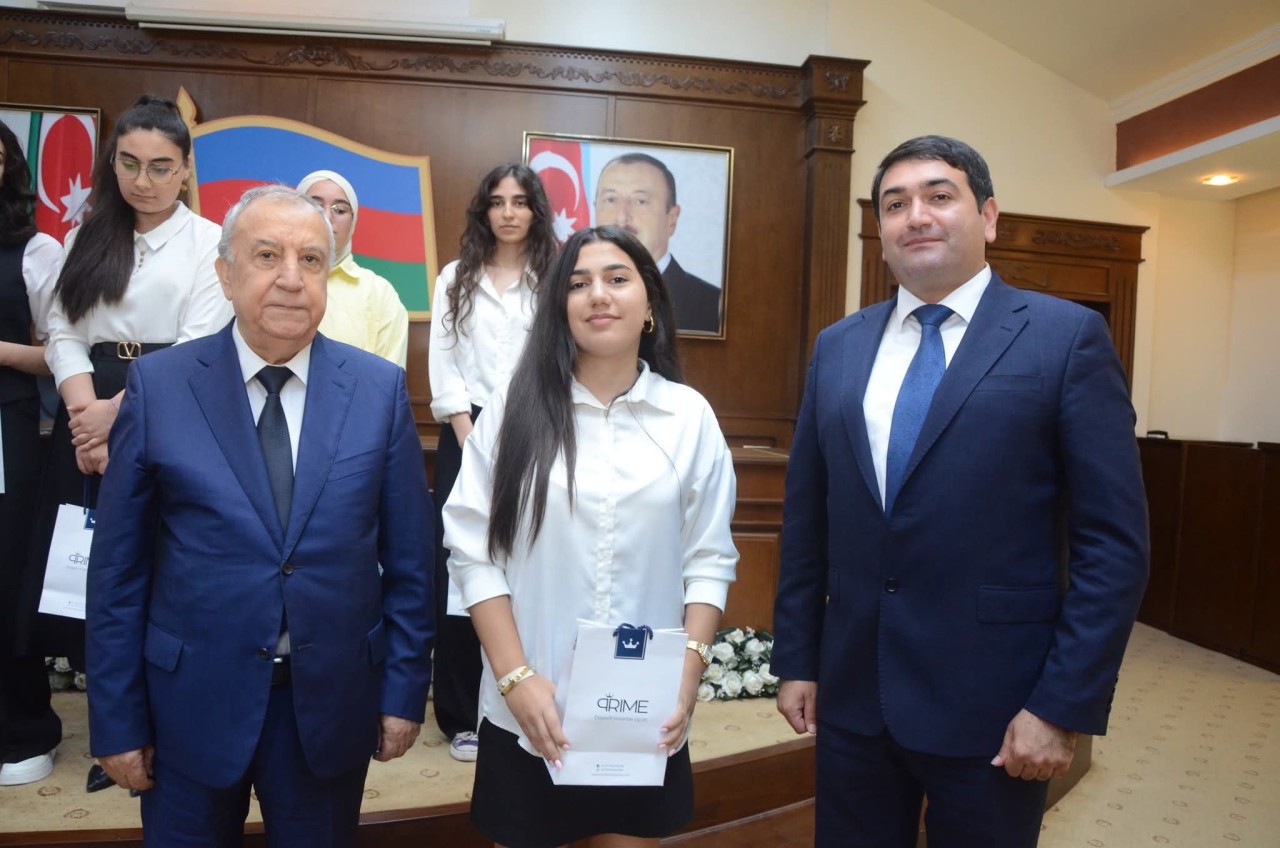 Qəbul imtahanlarında yüksək bal toplayan məzunlarla görüş keçirildi - FOTOLAR