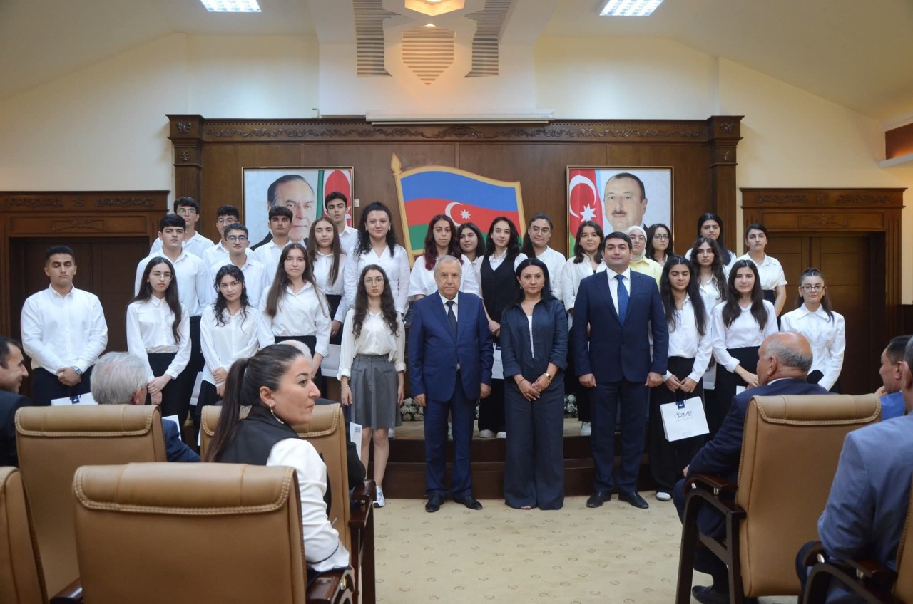 Qəbul imtahanlarında yüksək bal toplayan məzunlarla görüş keçirildi - FOTOLAR