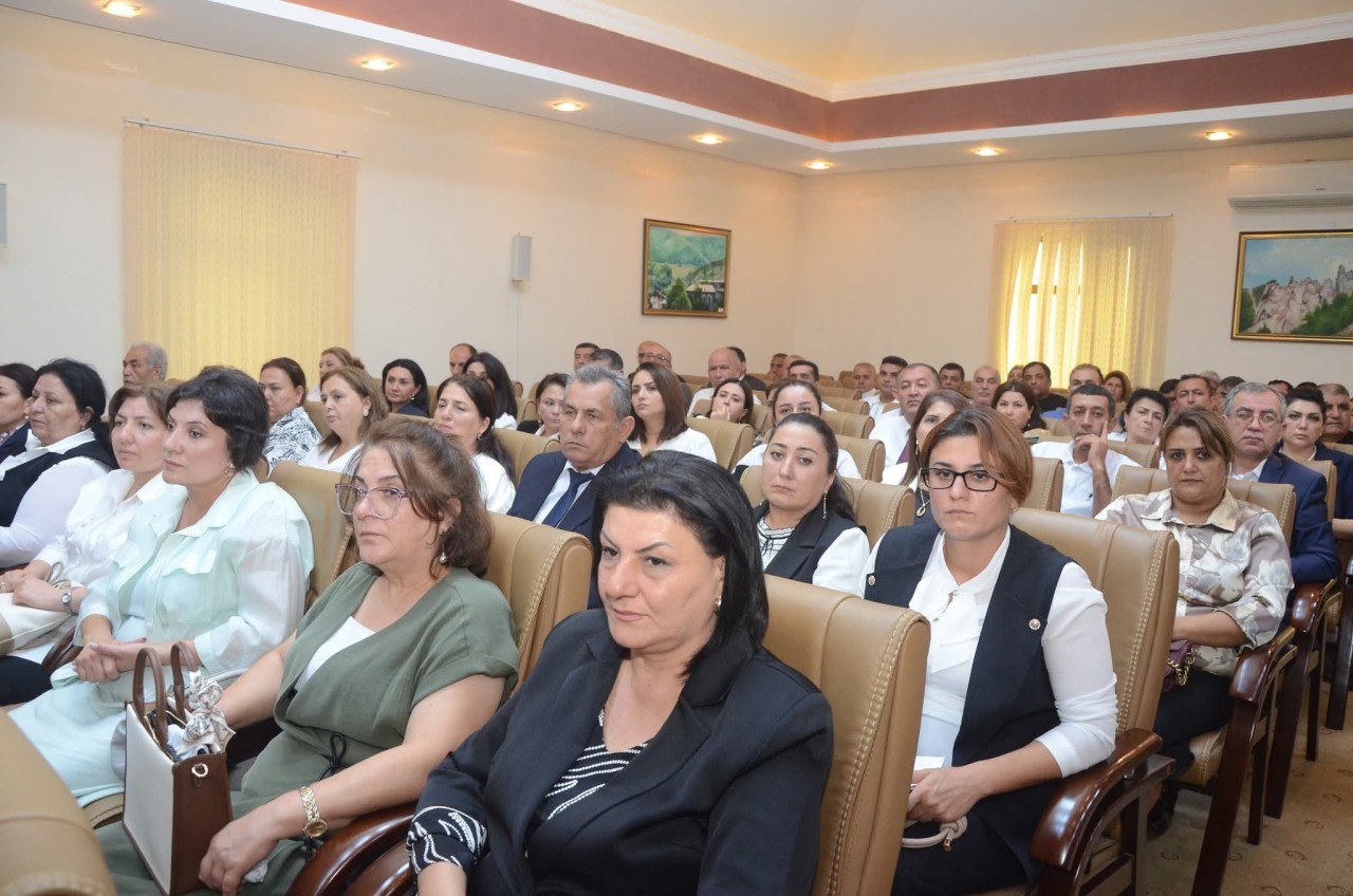 Qəbul imtahanlarında yüksək bal toplayan məzunlarla görüş keçirildi - FOTOLAR