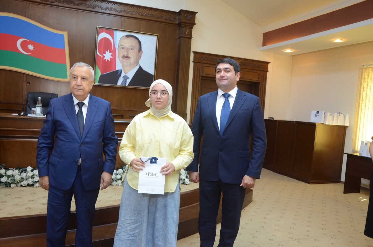 Qəbul imtahanlarında yüksək bal toplayan məzunlarla görüş keçirildi - FOTOLAR