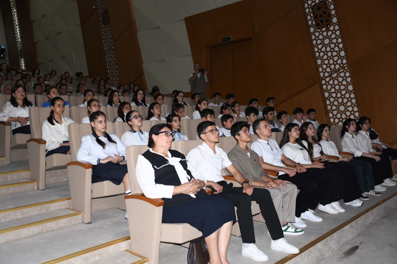 İcra başçısı Vaqif Həsənov yüksək bal toplayan abituriyentlərlə görüşdü - FOTOLAR