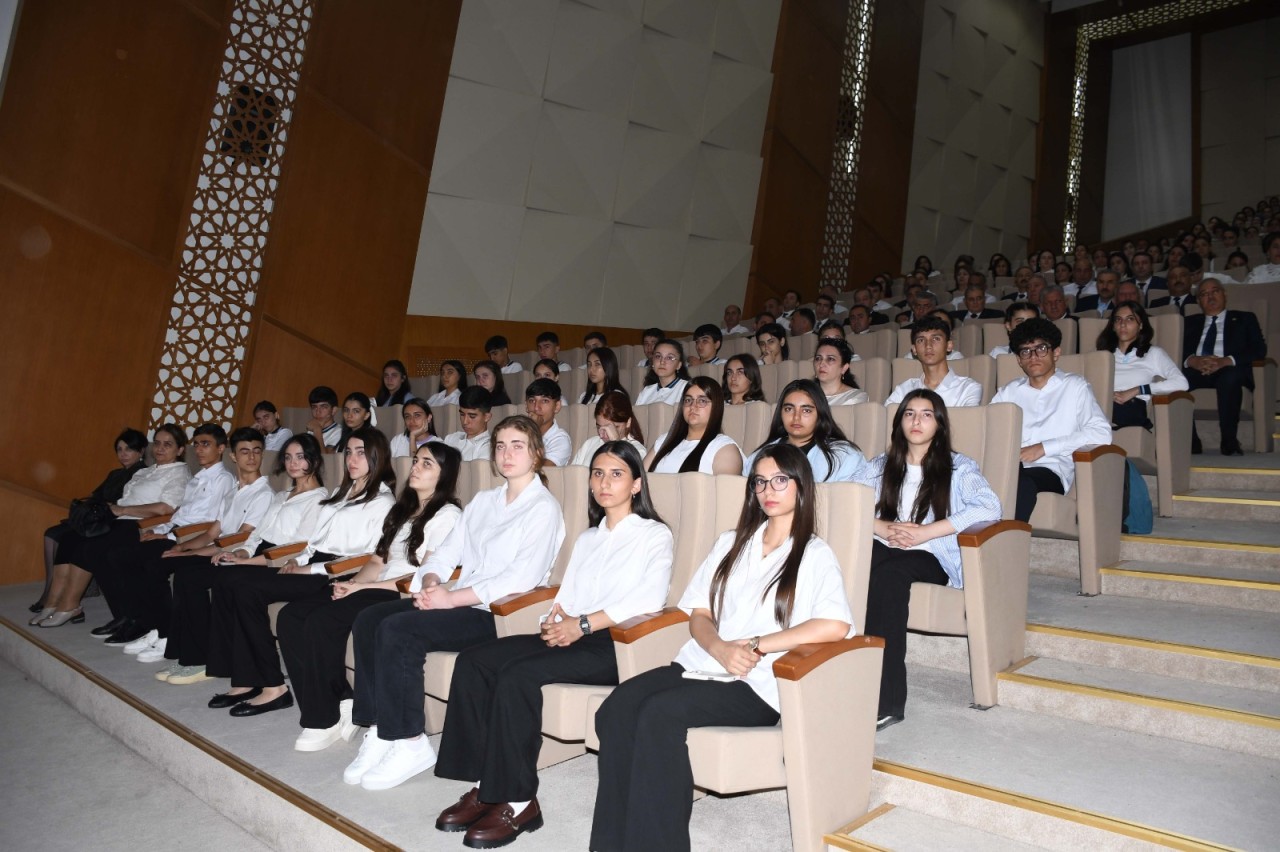 İcra başçısı Vaqif Həsənov yüksək bal toplayan abituriyentlərlə görüşdü - FOTOLAR