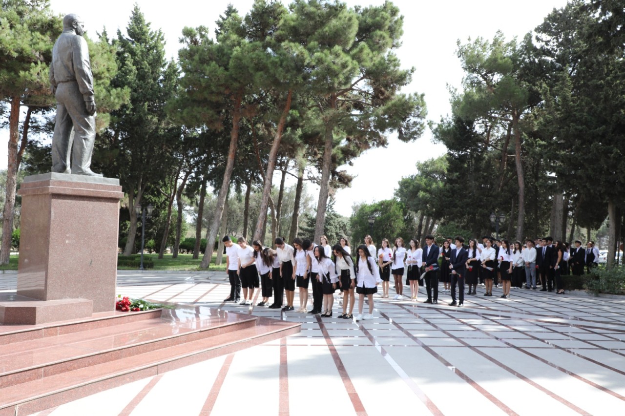 Suraxanıda 600-dən yuxarı bal toplayan məzunlarla görüş keçirildi - FOTOLAR