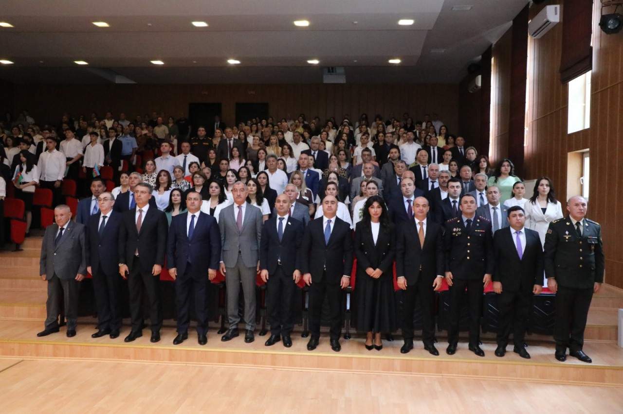 Suraxanıda 600-dən yuxarı bal toplayan məzunlarla görüş keçirildi - FOTOLAR