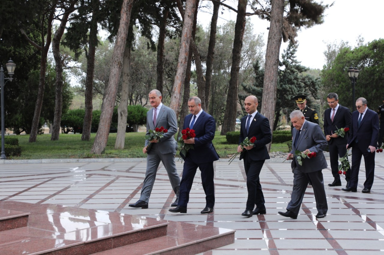 Suraxanıda 600-dən yuxarı bal toplayan məzunlarla görüş keçirildi - FOTOLAR