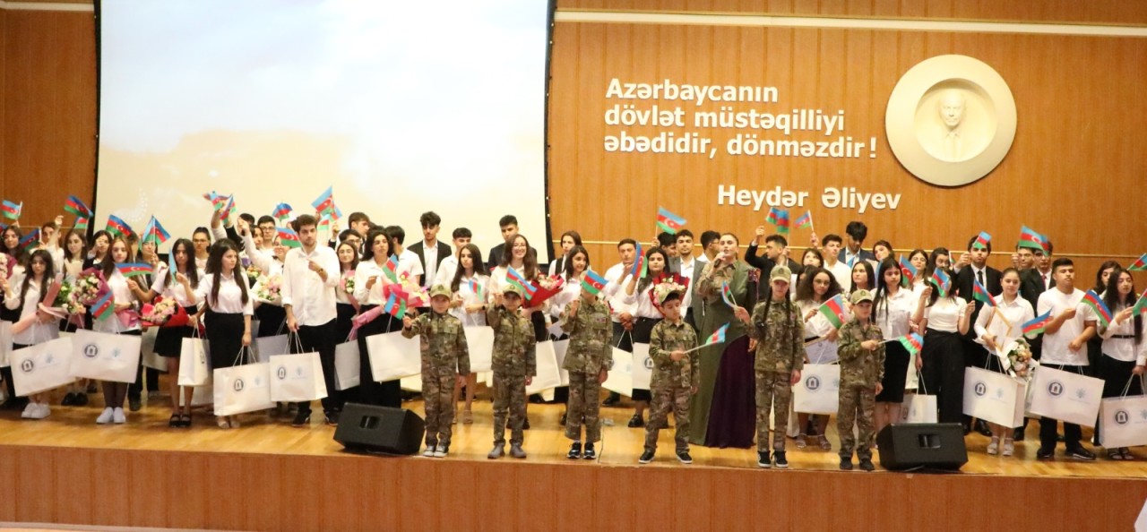 Suraxanıda 600-dən yuxarı bal toplayan məzunlarla görüş keçirildi - FOTOLAR