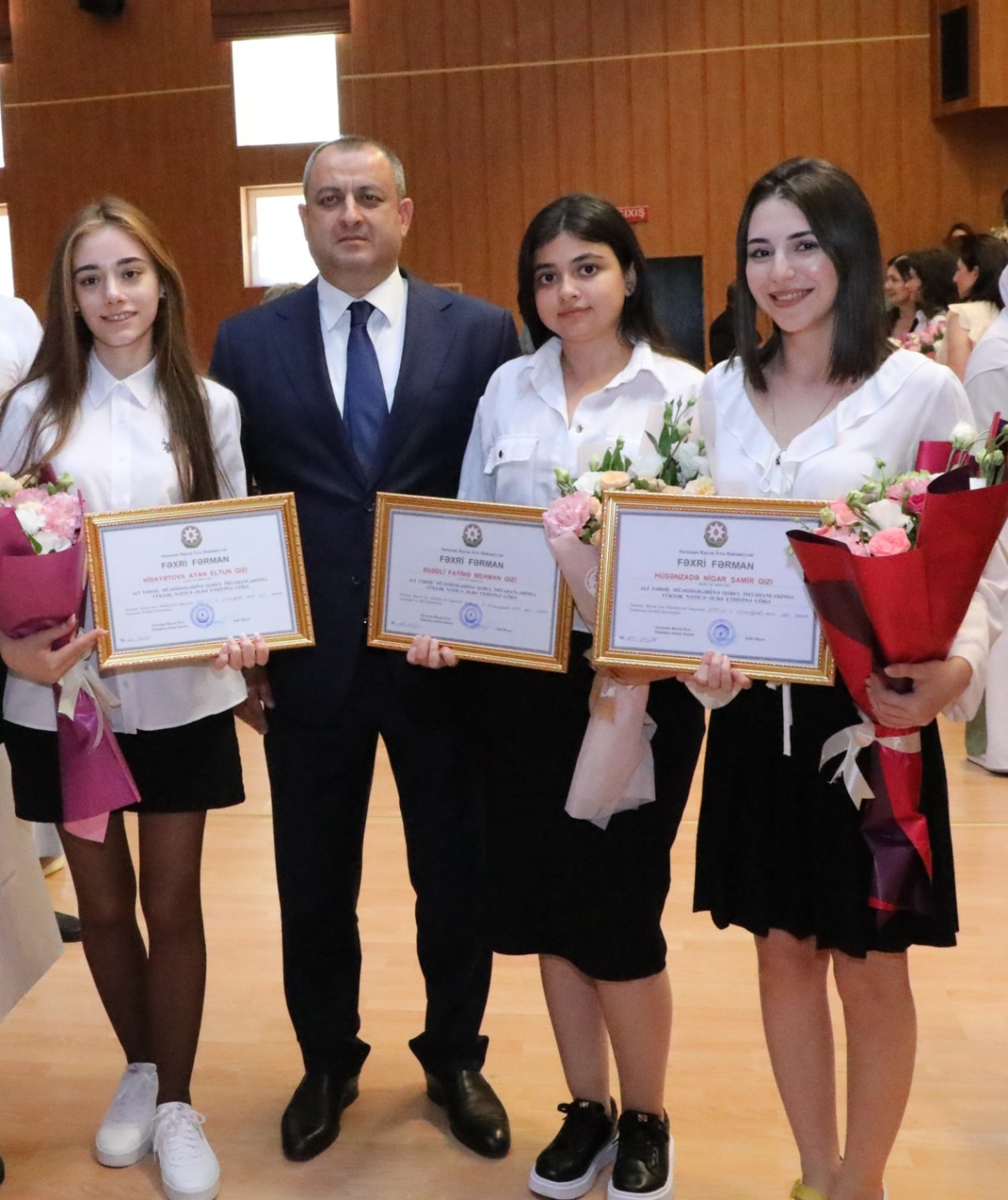 Suraxanıda 600-dən yuxarı bal toplayan məzunlarla görüş keçirildi - FOTOLAR