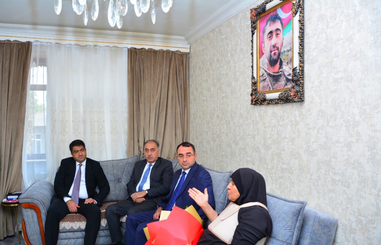İcra başçısı şəhid anasını evində ziyarət etdi - FOTO