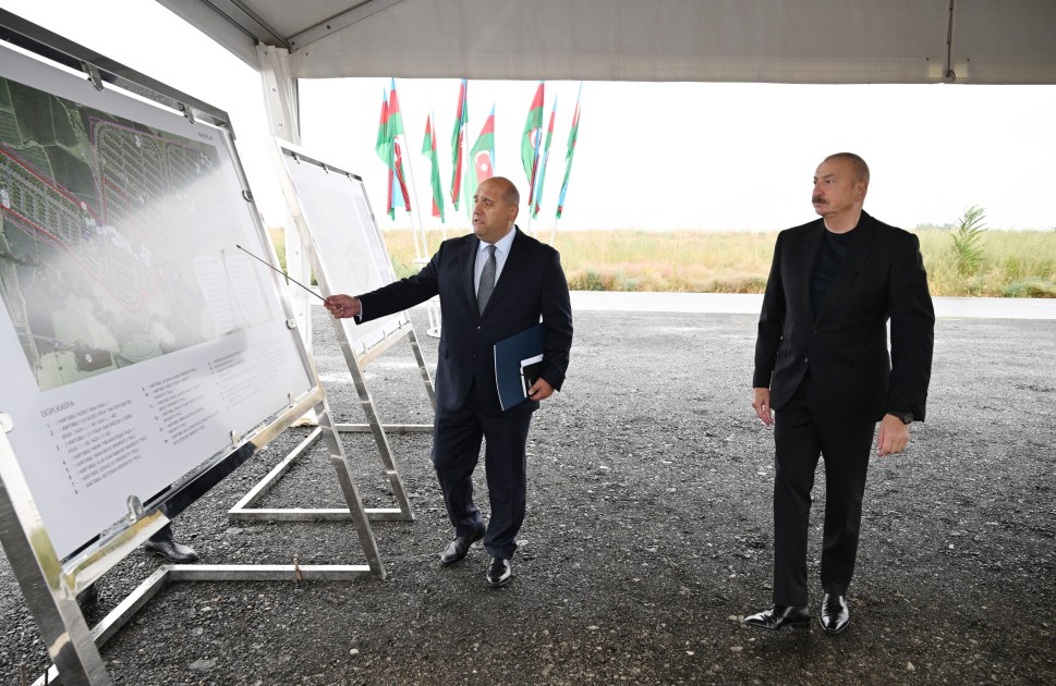 Prezident Qaraxanbəyli kəndinin təməlini qoydu - FOTOLAR