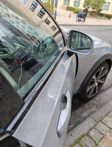 Polşalı deputatın avtomobilinə atəş açdılar - FOTO