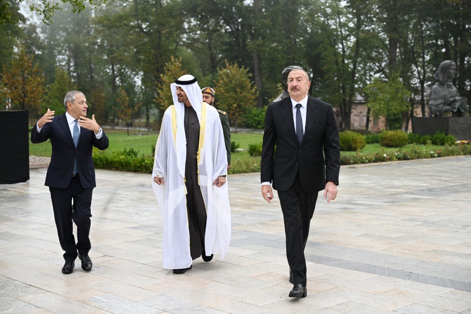 Prezidentlər güllələnmiş heykəllərə baxıblar - FOTOLAR