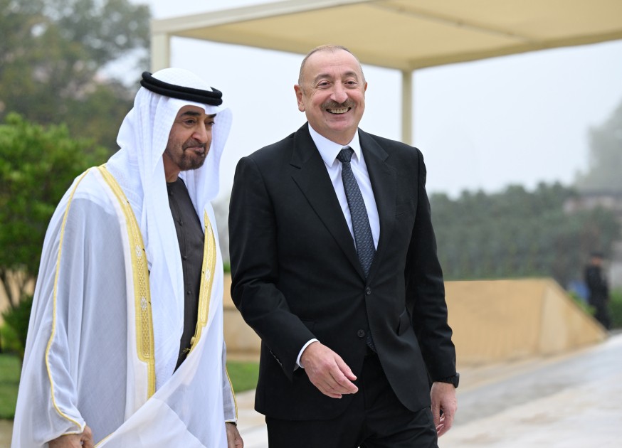 Prezidentlər güllələnmiş heykəllərə baxıblar - FOTOLAR