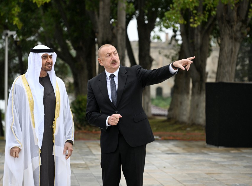 Prezidentlər güllələnmiş heykəllərə baxıblar - FOTOLAR