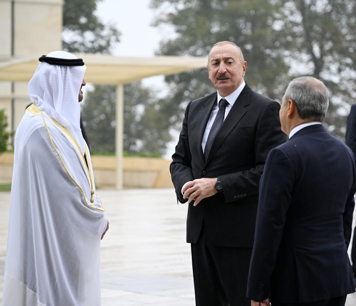 Prezidentlər güllələnmiş heykəllərə baxıblar - FOTOLAR