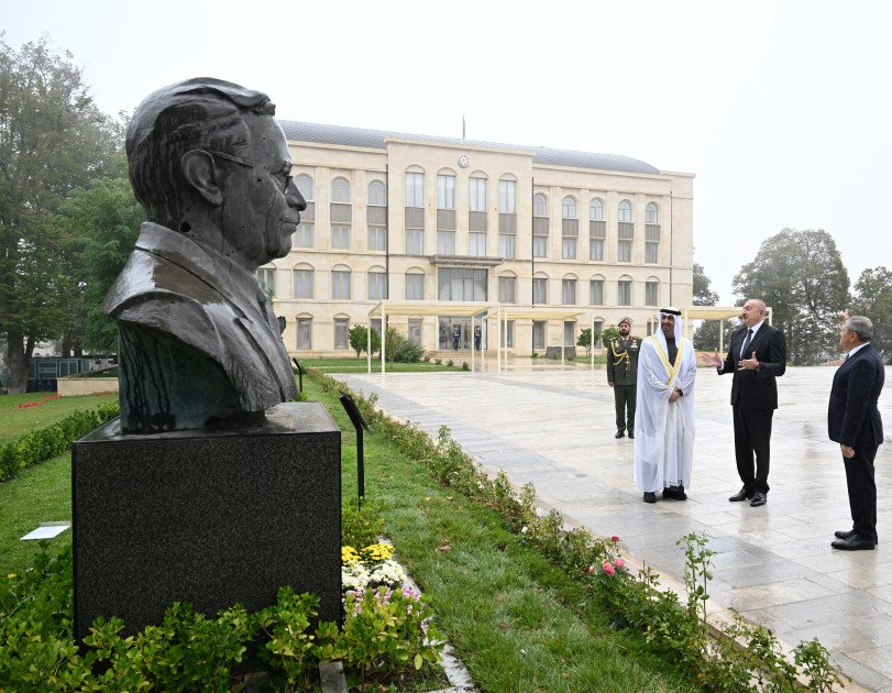 Prezidentlər güllələnmiş heykəllərə baxıblar - FOTOLAR