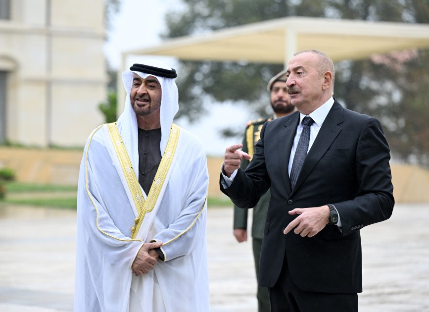 Prezidentlər güllələnmiş heykəllərə baxıblar - FOTOLAR