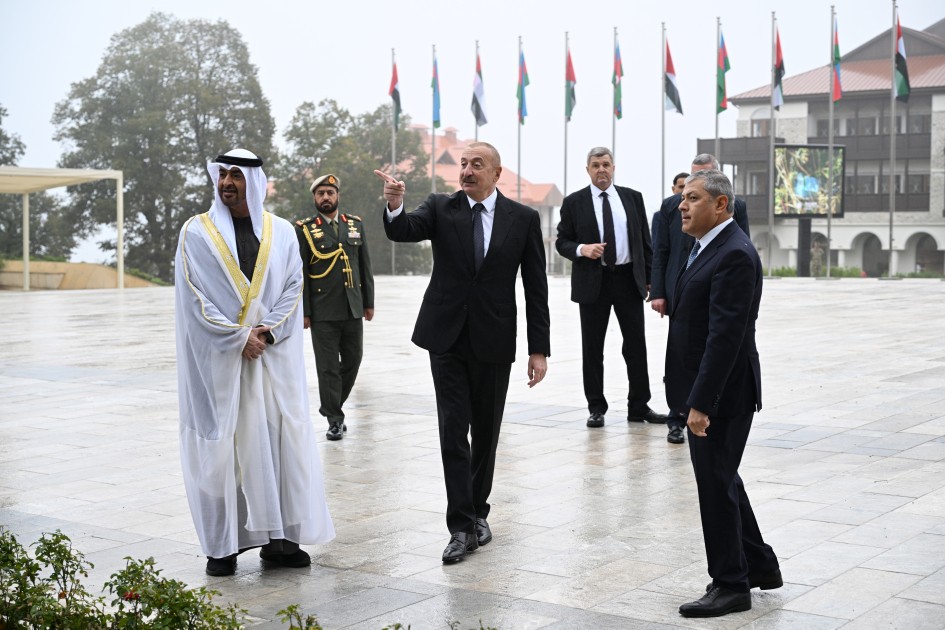 Prezidentlər güllələnmiş heykəllərə baxıblar - FOTOLAR