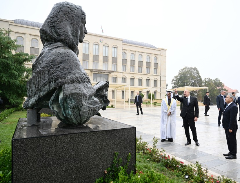 Prezidentlər güllələnmiş heykəllərə baxıblar - FOTOLAR