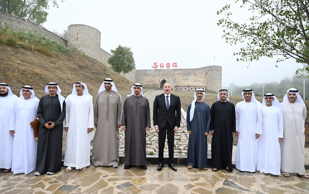 Şuşa qalasının önündə şəkil çəkdirdilər - FOTOLAR