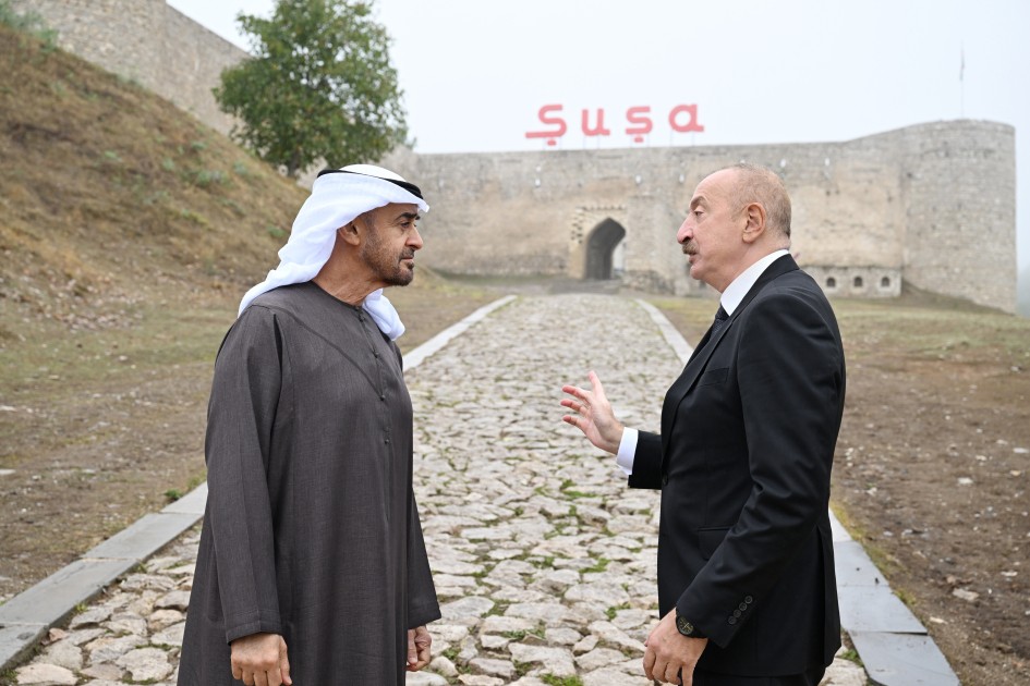 Şuşa qalasının önündə şəkil çəkdirdilər - FOTOLAR