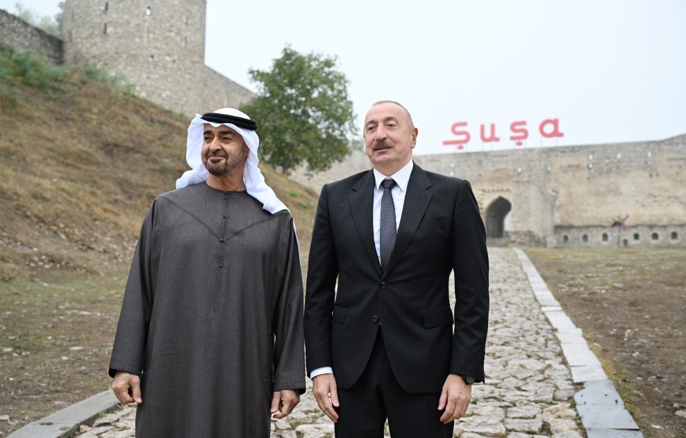 Şuşa qalasının önündə şəkil çəkdirdilər - FOTOLAR