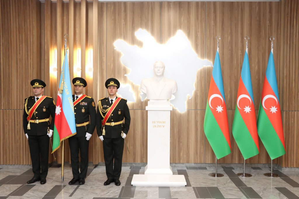 SOMDA-da Döyüş Bayrağının təqdim olunması ilə bağlı tədbir keçirilib - FOTOLAR