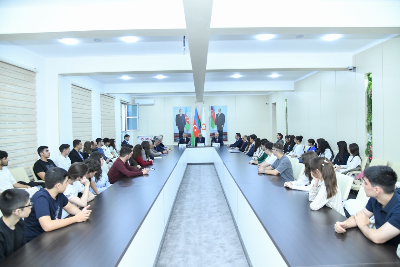 Rektor yüksək balla BMU-ya qəbul olan tələbələrlə görüşüb - FOTOLAR