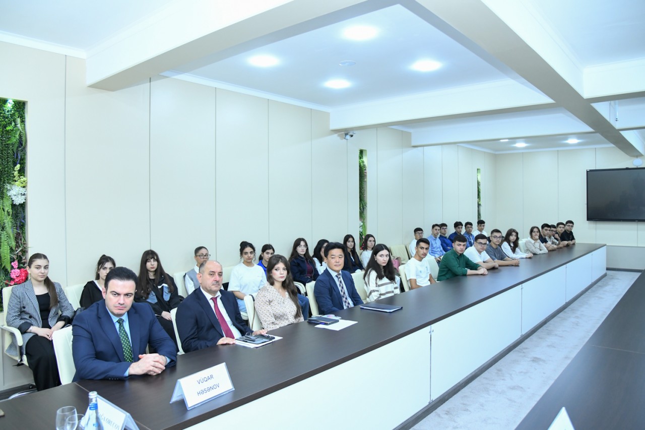 Rektor yüksək balla BMU-ya qəbul olan tələbələrlə görüşüb - FOTOLAR