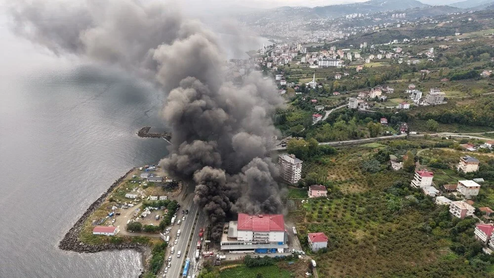 Türkiyədə ticarət mərkəzi yanır - FOTO