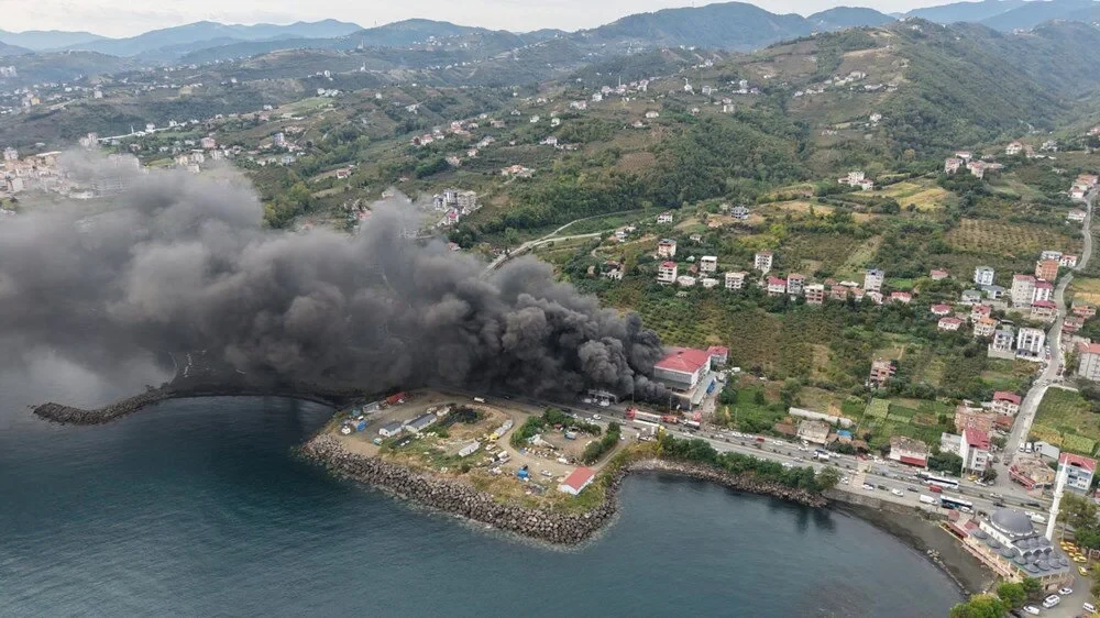Türkiyədə ticarət mərkəzi yanır - FOTO