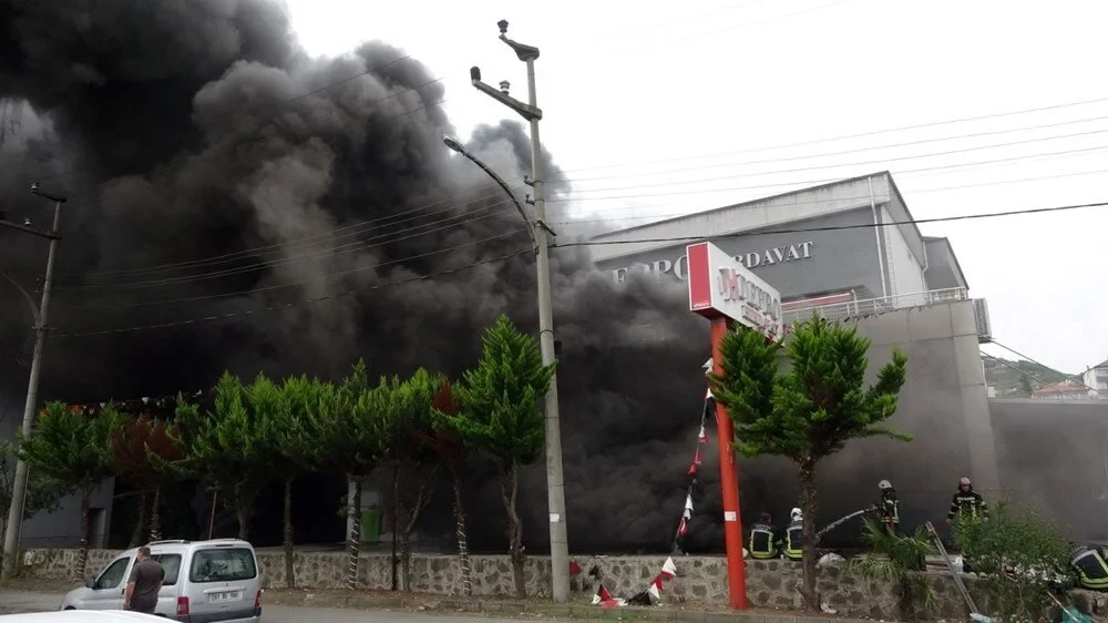 Türkiyədə ticarət mərkəzi yanır - FOTO