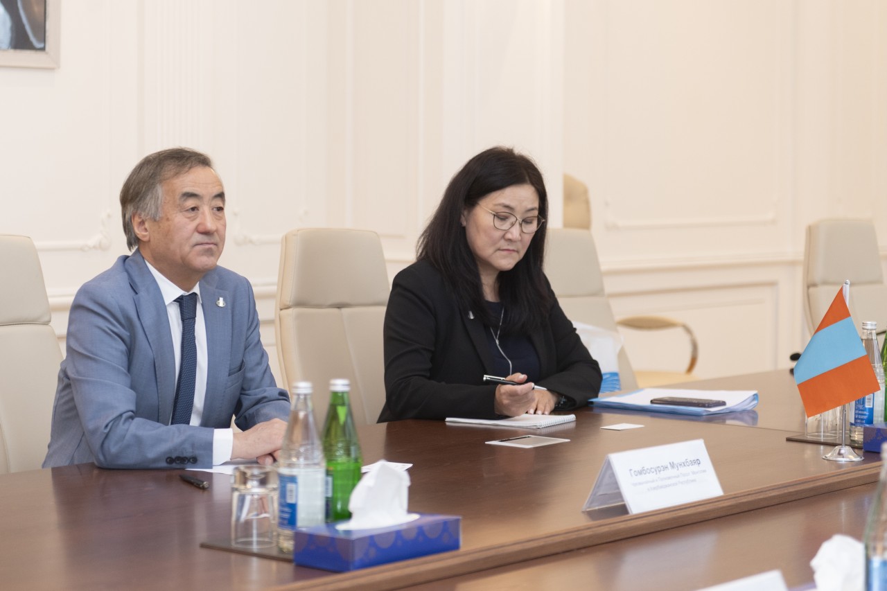 Məcnun Məmmədov Monqolustan səfiri ilə görüşdü - FOTOLAR