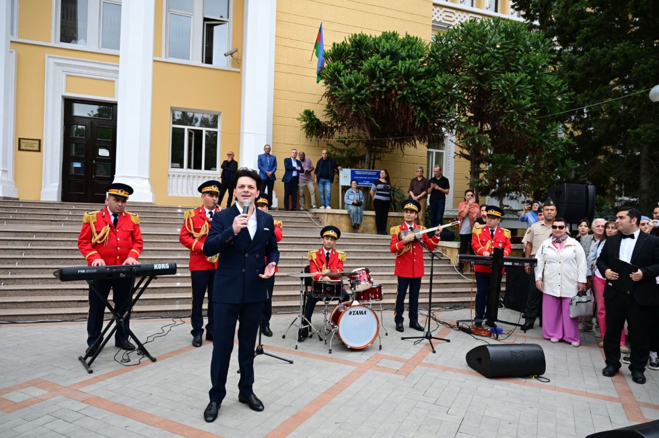 Milli Musiqi Günündə Üzeyir Hacıbəylinin məzarı ziyarət olunub - FOTOLAR