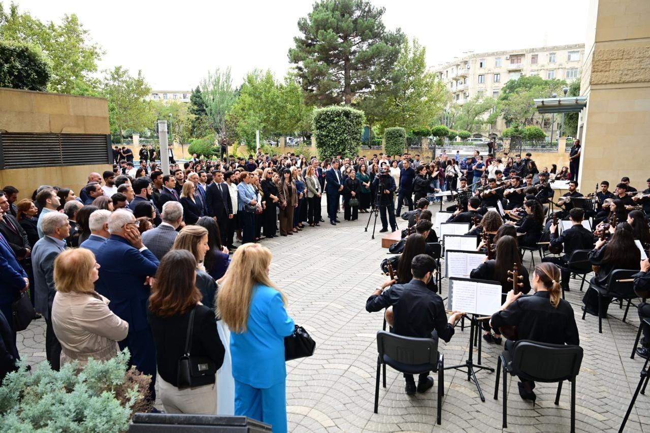 Milli Musiqi Günündə Üzeyir Hacıbəylinin məzarı ziyarət olunub - FOTOLAR